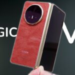 هاتف Honor Magic V6 القابل للطي بظهر أحمر ذو ملمس بارز ووحدة كاميرا دائرية