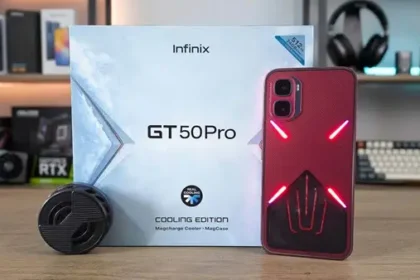هاتف Infinix GT 50 Pro إصدار التبريد بظهر أحمر وإضاءة LED بجانب صندوقه وملحق مروحة تبريد