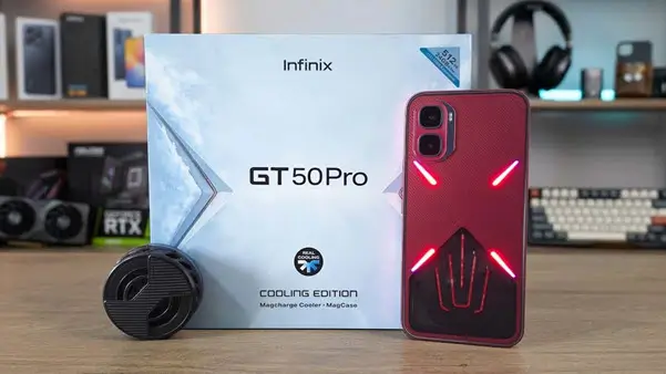 هاتف Infinix GT 50 Pro إصدار التبريد بظهر أحمر وإضاءة LED بجانب صندوقه وملحق مروحة تبريد